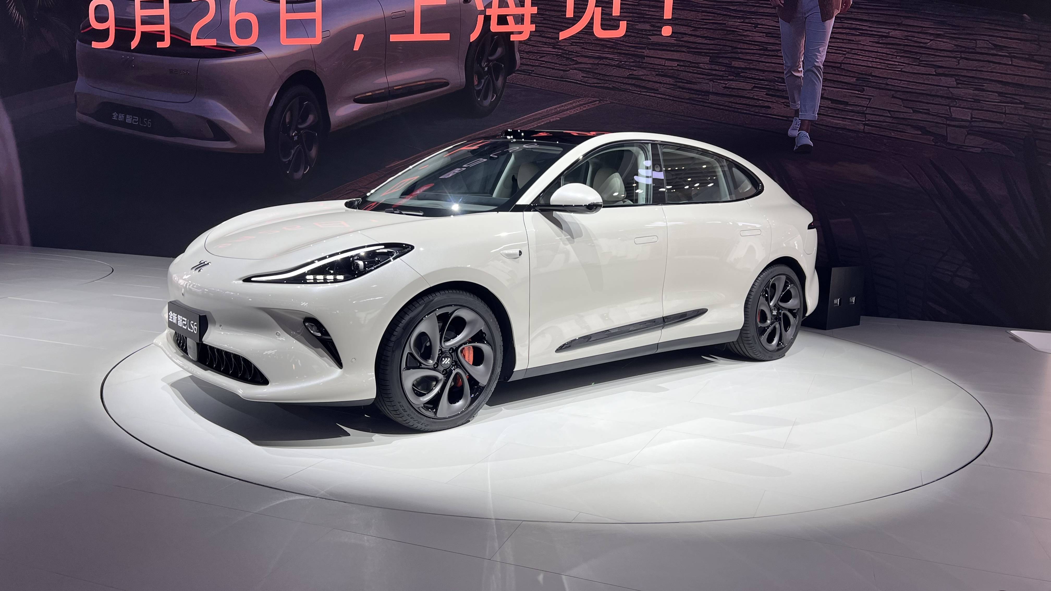 全新智己LS6内饰官图发布 将8月15日开启预售