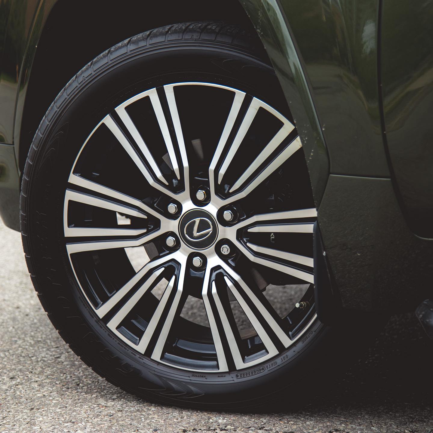 雷克萨斯LX600售价外观霸气性能强悍