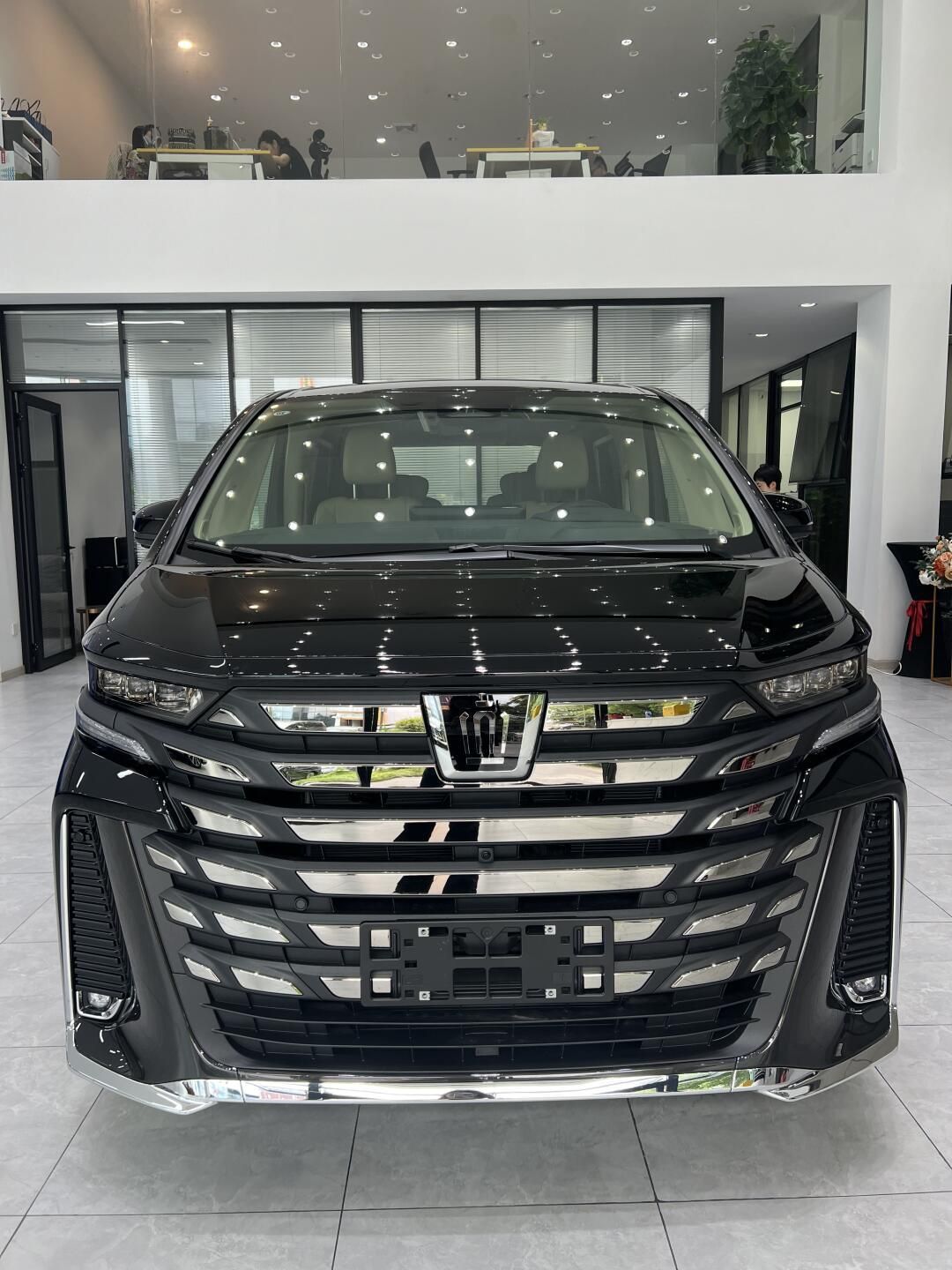 成都丰田威尔法最新行情 售价90万元起