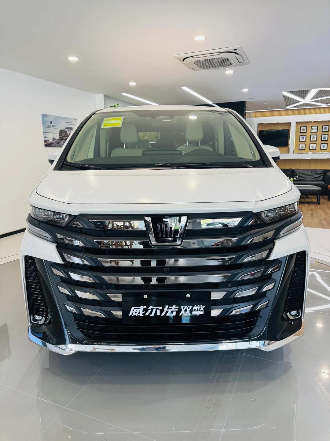 全新皇冠威尔法上市！89.9万元起！面子里子都变了！