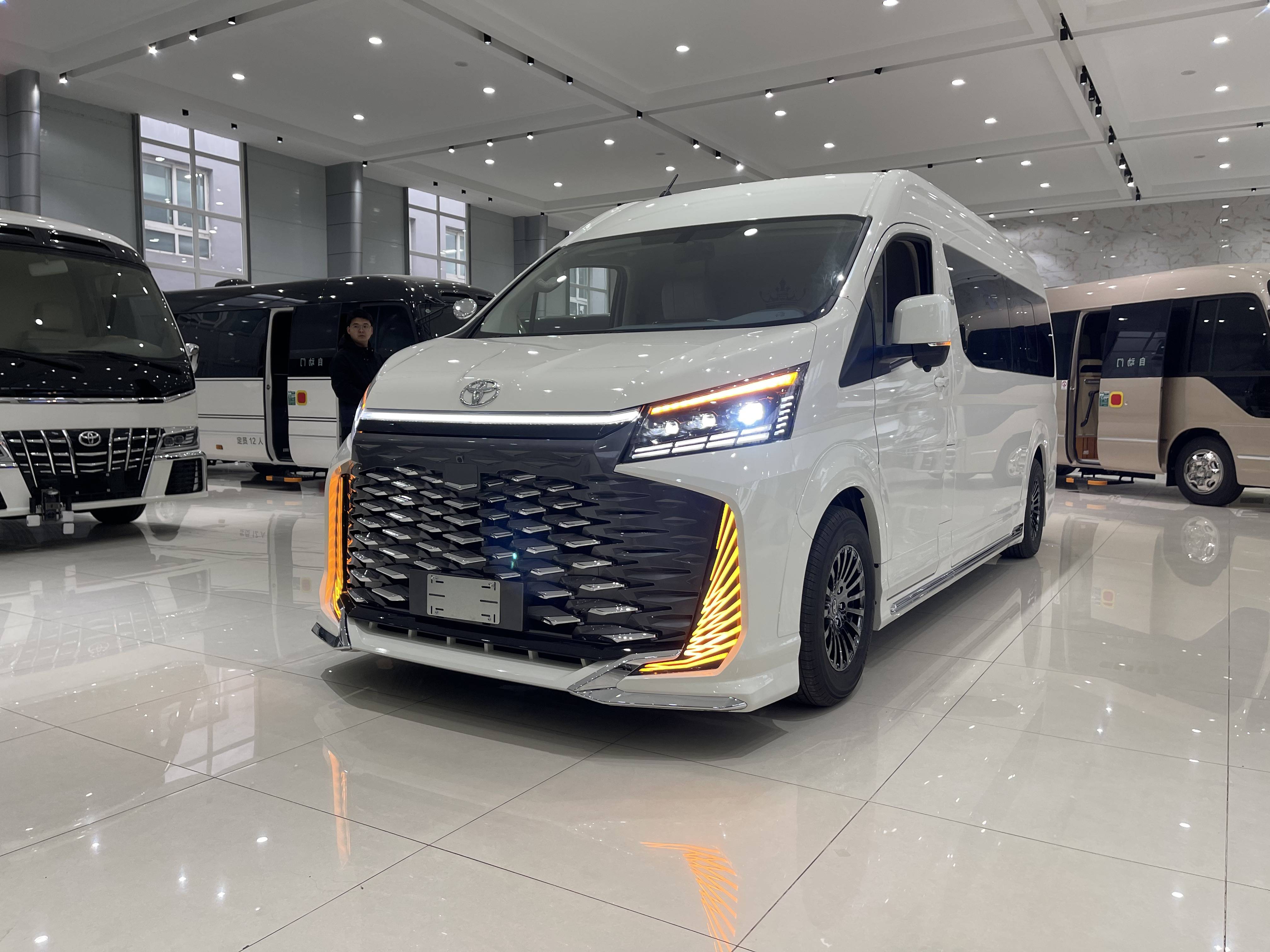 6缸引擎+高顶，12座空间更霸气 丰田海狮你值得拥有