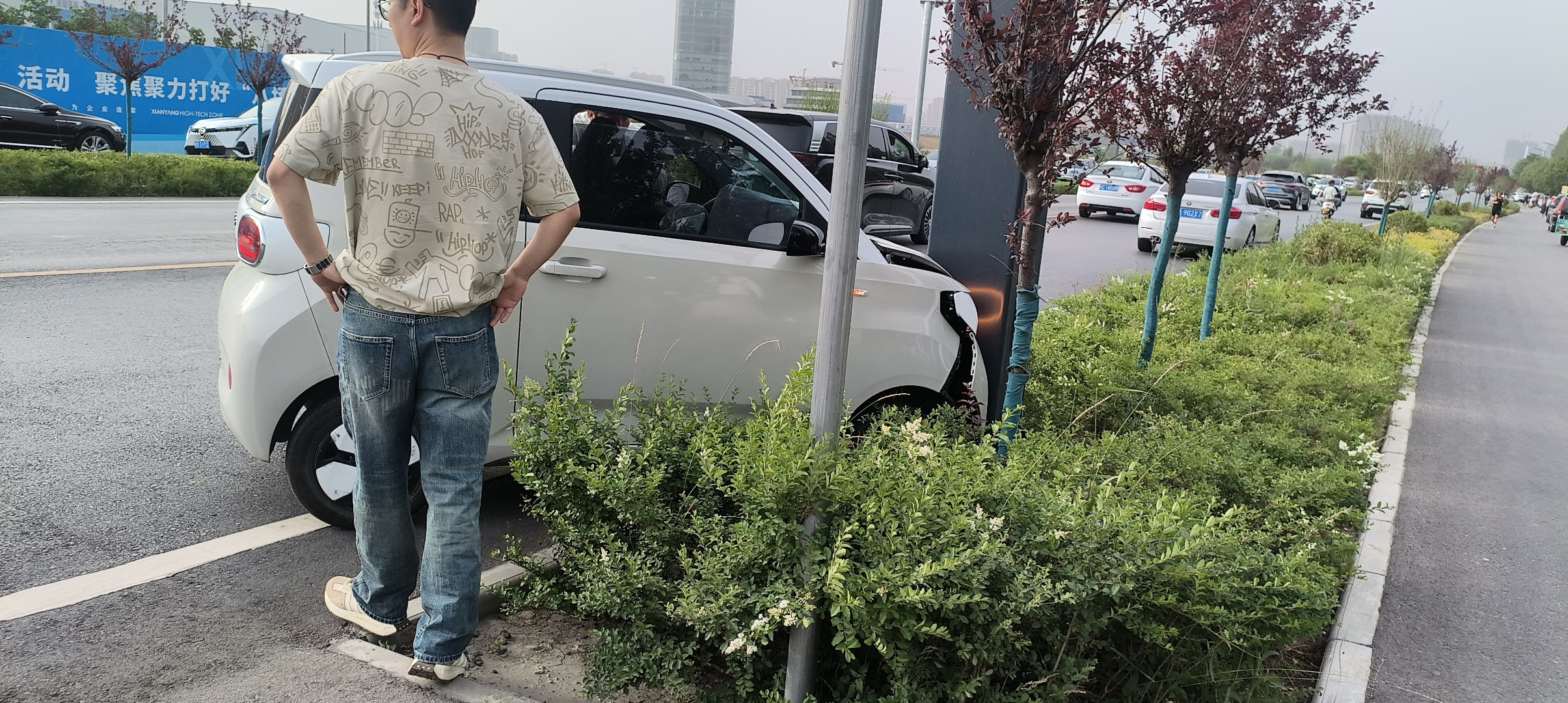 燃油车被“围攻”的十字路口
