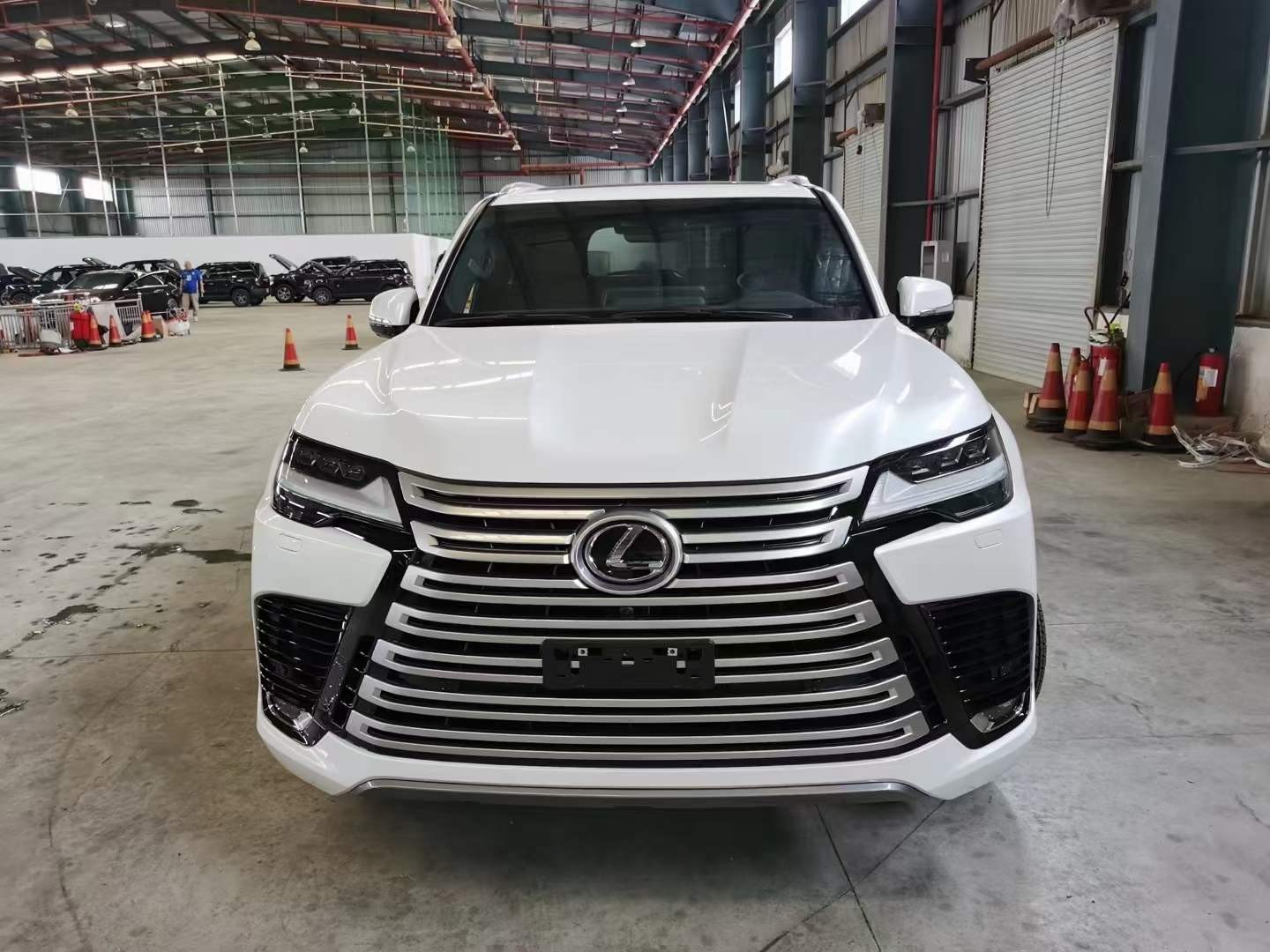 2024款加版雷克萨斯LX600白/红现车热售 可分期
