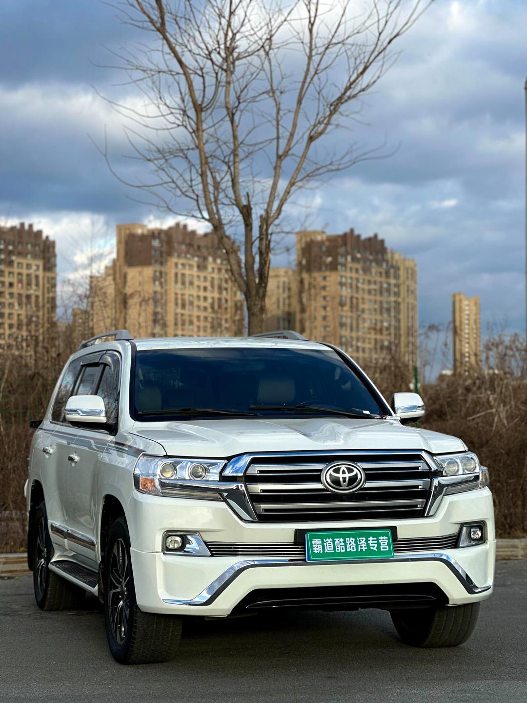 2024款丰田酷路泽4600店内现车钜惠