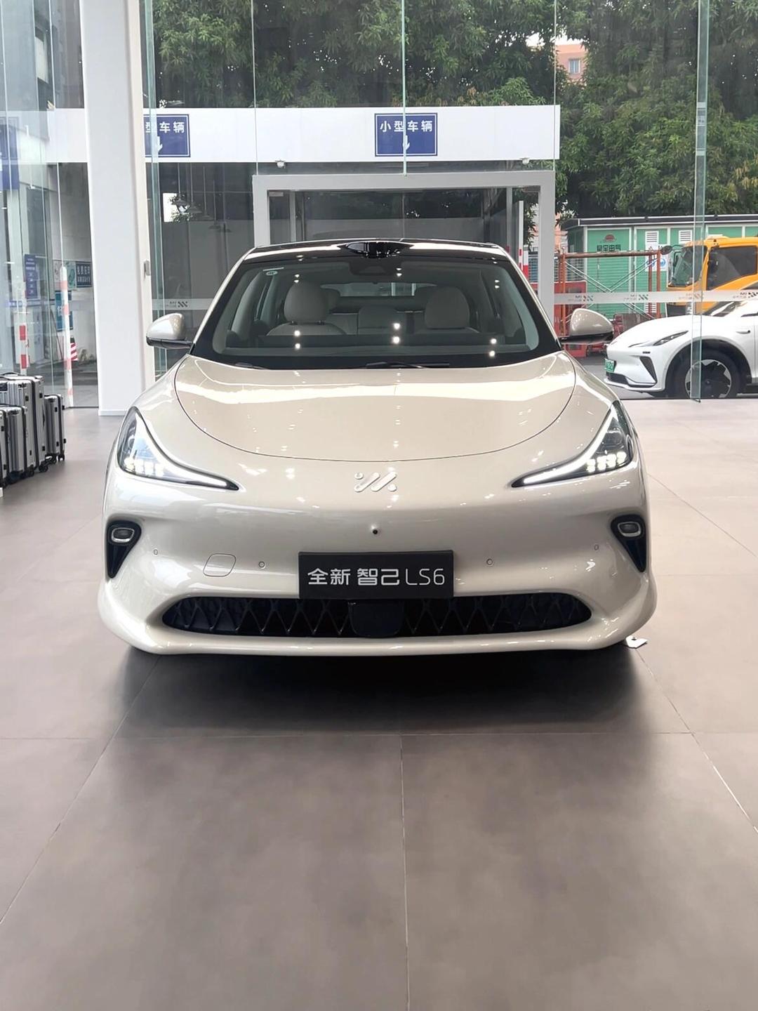 全新智己LS6半小时预订过万,上汽集团一号工程的爆款秘诀