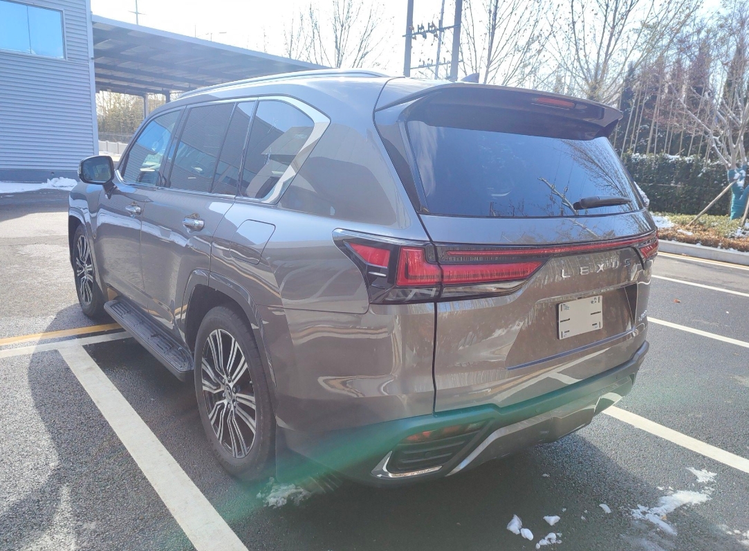 雷克萨斯LX600港口现车优惠促销