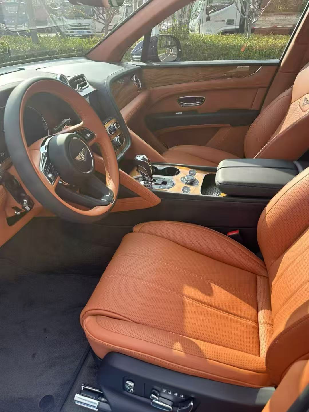 2024款宾利添越3.0T油混价格240W底价提车