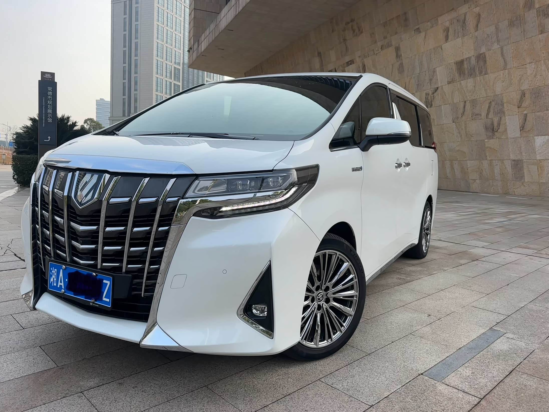 四川腾达东远名车埃尔法价格最低90万起 欢迎前来试驾