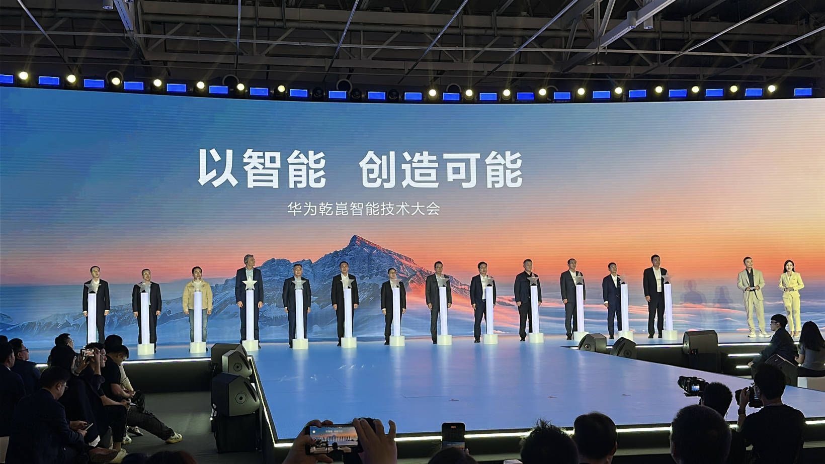 华为乾崑智驾ADS 4用“超人”逻辑,征服超一万公里极限测试