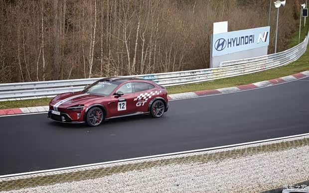 即将公布“圈速成绩”!小米YU7 GT无伪实车现身纽博格林北环赛道